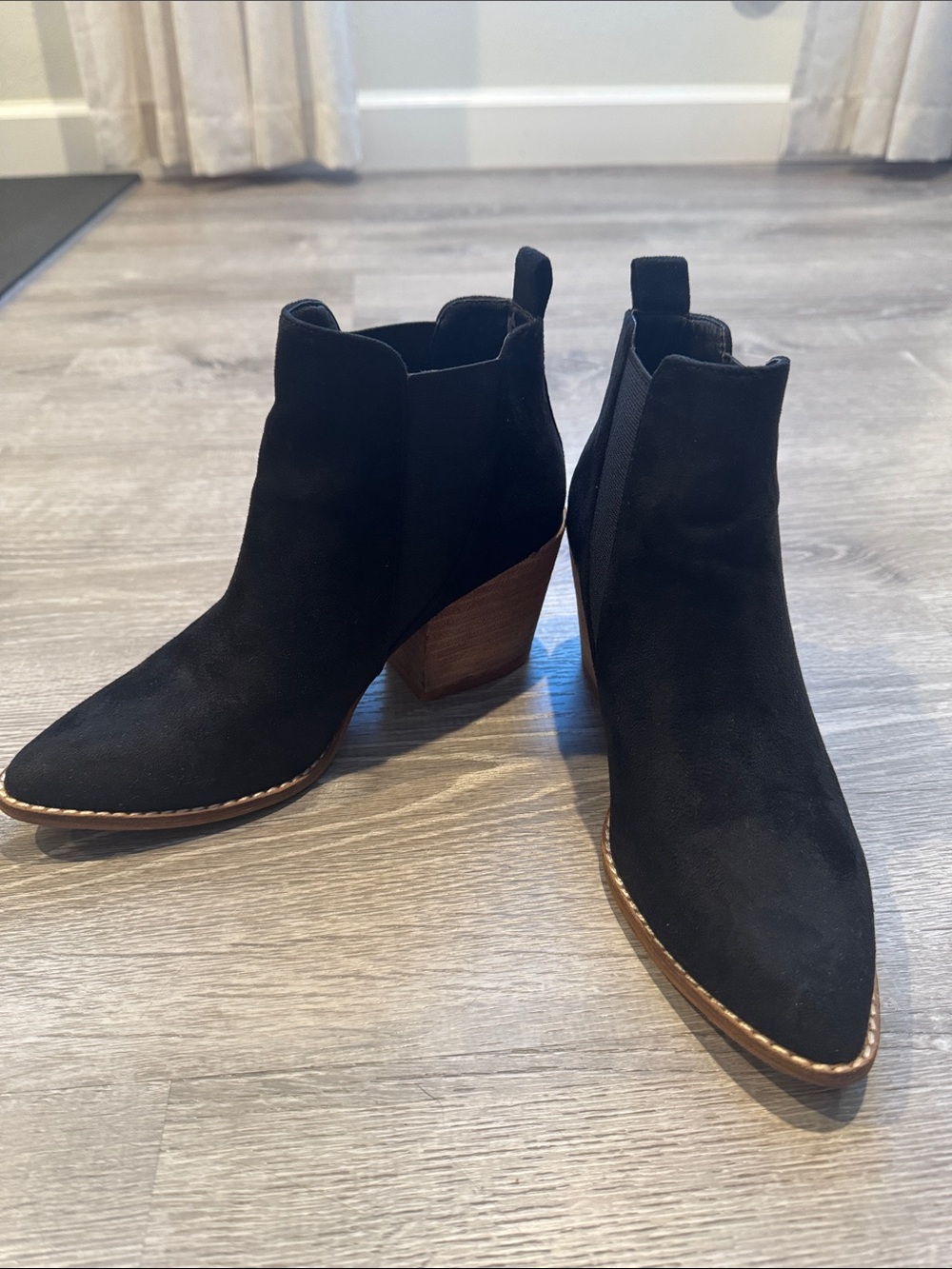 BEAST Fashion Black Chelsea Ankle Boots Gold Trim Size 6